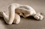 布鲁诺·瓦尔波特：人体木雕艺术的魅力与忧郁气质