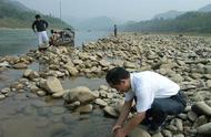 乌江边外地人的奇特行为：为何热衷于捡这种石头？