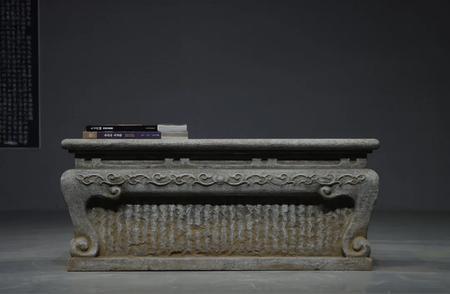 《石桌》青石尺寸90/39/37厘米：一件精致的家居摆设