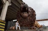 广西男子用楠木根雕创作出15米雄狮，富豪的300万出价被拒绝后，现在的情况如何？