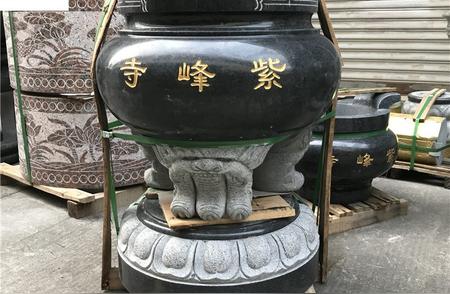 石雕香炉：寺庙中的艺术珍宝